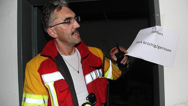 Kreisbrandinspektor Siegfried Zillig begutachtet das Szenario.