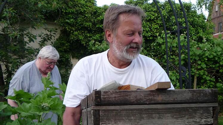 Martin Tatschner trägt die Kiste mit den Bienen weg.