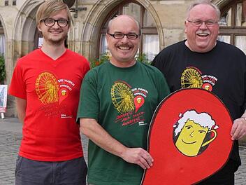 Rot, Grün oder Schwarz: Das neue Annafest-T-Shirt steht Manuel Heidrich, Ulli Raab und Franz Streit (von links) nicht schlecht. Foto: Pauline Lindner