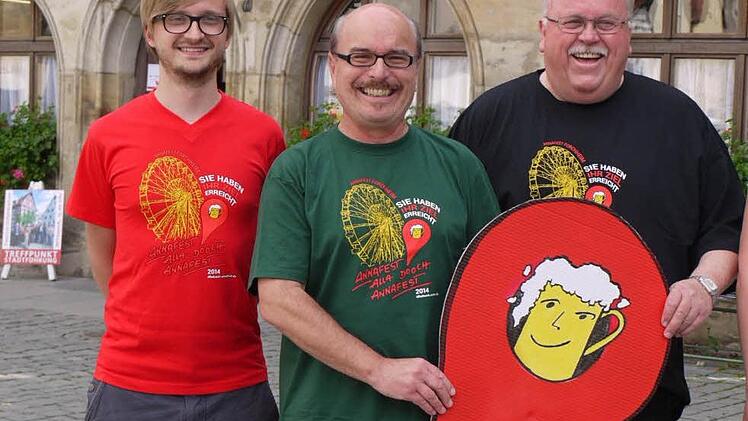 Rot, Grün oder Schwarz: Das neue Annafest-T-Shirt steht Manuel Heidrich, Ulli Raab und Franz Streit (von links) nicht schlecht. Foto: Pauline Lindner