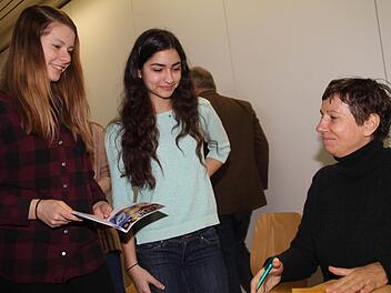 Am Ende ihrer Lesung signierte Angelika Klüssendorf die Bücher und Lesehefte der Gymnasiasten. Foto: Gerda Völk