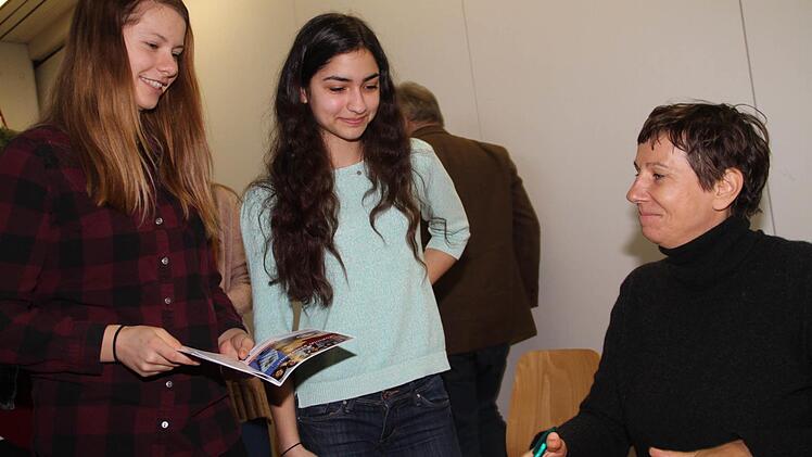 Am Ende ihrer Lesung signierte Angelika Klüssendorf die Bücher und Lesehefte der Gymnasiasten. Foto: Gerda Völk