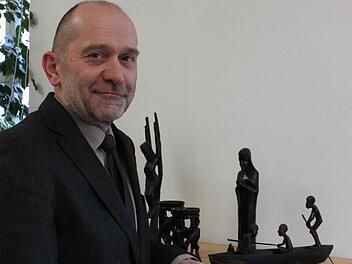 Dekan Johannes Grünwald in seinem Büro in Michelau Foto: R. Popp