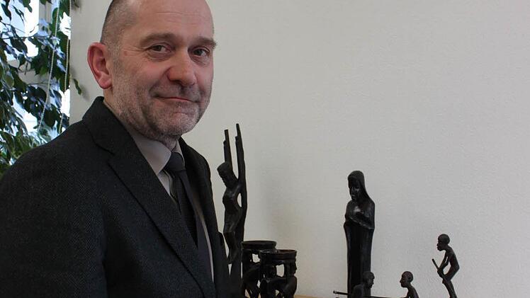 Dekan Johannes Grünwald in seinem Büro in Michelau Foto: R. Popp