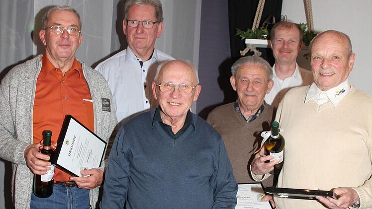 Der Imkerverein Kulmbach zeichnete langjährige Mitglieder aus: Georg Zapf (40 Jahre), Max Stenglein und Georg Grampp (alle 40 Jahre) sowie Herbert Drechsler (15) Jahre) freuten sich über die Ehrenurkunde aus den Händen von Vorsitzendem Hermann Lochner (Zweiter von links) und Kreisvorsitzendem Matthias Fröhlich. Foto: Sonja Adam