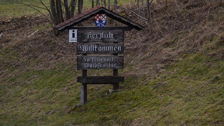 Dieses Begrüßungsschild am Ortseingang kommt weg.