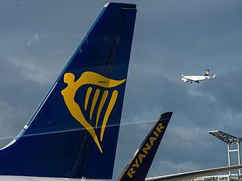 Eine Maschine der Fluggesellschaft Ryanair musste in Frankfurt am Main notlanden. Ein  Passagier hatte versucht die Kabinent&uuml;r zu &ouml;ffnen. Foto: Andreas Arnold/dpa