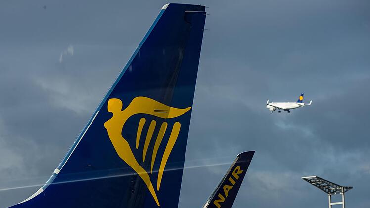 Eine Maschine der Fluggesellschaft Ryanair musste in Frankfurt am Main notlanden. Ein  Passagier hatte versucht die Kabinent&uuml;r zu &ouml;ffnen. Foto: Andreas Arnold/dpa