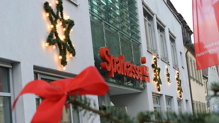 Machten der Kreis Haßberge und die Stadt Königsberg der ehemaligen Sparkasse Ostunterfranken ein Millionengeschenk? Das zumindest behauptet Fusionskritiker Rainer Gottwald. Foto: Brigitte Krause