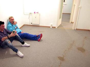 Eine fast leere Wohnung erwartete Hubert und Matthias Fella in der RTL-2-Show "Promis auf Hartz IV" in Berlin.  Foto: RTL 2