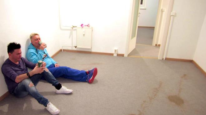 Eine fast leere Wohnung erwartete Hubert und Matthias Fella in der RTL-2-Show "Promis auf Hartz IV" in Berlin.  Foto: RTL 2