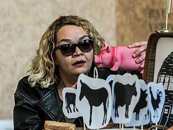 Friederike Pasch war die Erzählerin beim Kinderkonzert rund um das singende Schwein Porco.Foto: Jochen Berger