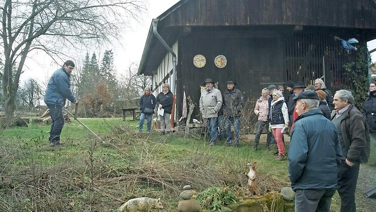 Norbert Wimmer zeigte in seinem Garten in Strössendorf, dass Sensen mit ein wenig Übung gar nicht so schwer ist. Foto: Corinna Tübel
