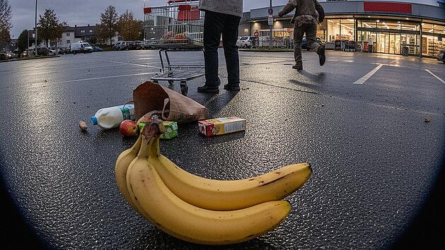 &Uuml;bergriff auf Lidl-Parkplatz:  Mann schl&auml;gt Frau mit Bananen