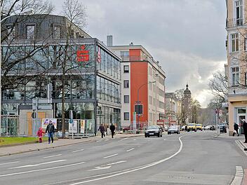 Der Blick vom Schönleinsplatz in Richtung Hainstraße wird jetzt links von dem umstrittenen gläsernen Anbau gerahmt. Fotos: Ronald Rinklef