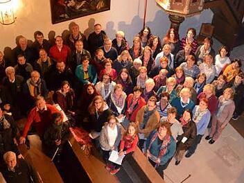 69 Männer und Frauen nahmen an den CD-Aufnahmen teil und präsentierten sich erstaunlich text- und notensicher. Foto: Sonja Adam