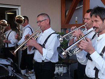 Aufgespielt! Die Klingenthaler Musikanten sorgen für die richtige Stimmung bei der Einweihung. Foto: Gerd Schaar