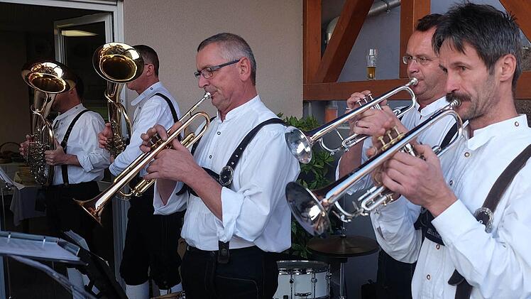 Aufgespielt! Die Klingenthaler Musikanten sorgen für die richtige Stimmung bei der Einweihung. Foto: Gerd Schaar