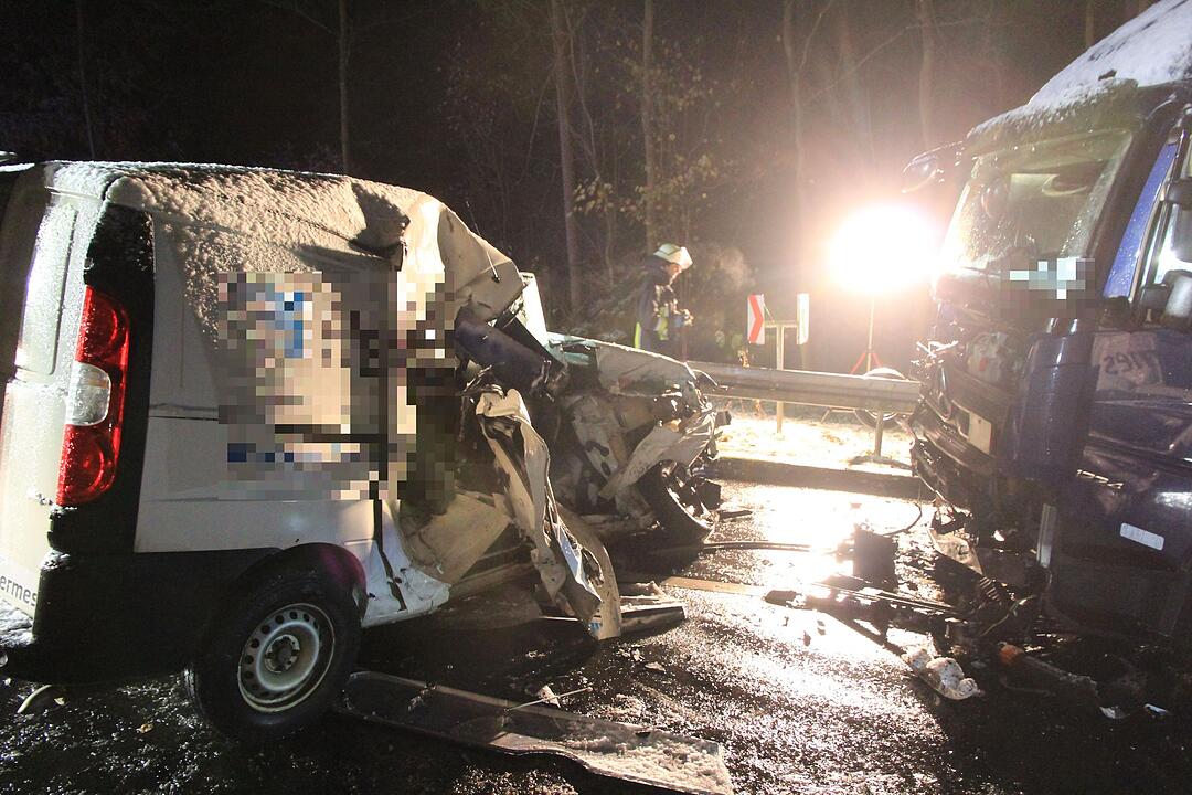 Tödlicher Glätteunfall in Unterfranken – Lkw und Kastenwagen krachen frontal ineinander