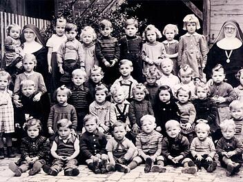 Den Jahrgang 1952 (Foto) im Kindergarten Langendorf betreuten noch die beiden Oberzeller Schwestern (im Bild). Inzwischen hat sich vieles gewandelt. Foto: Archiv/ Kindergarten Langendorf