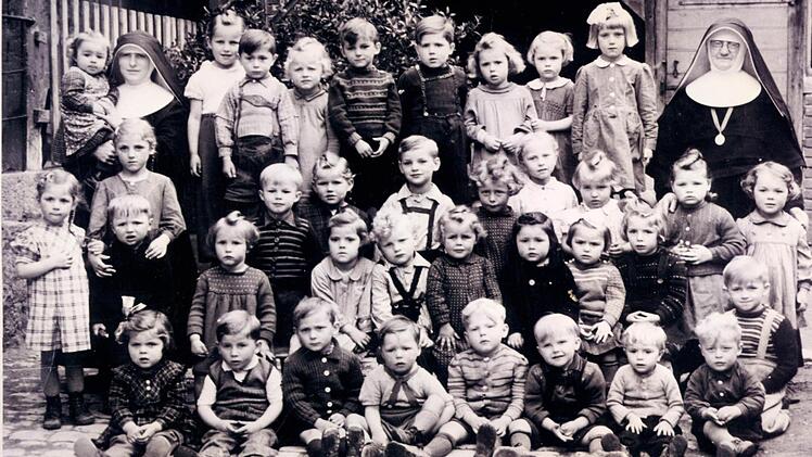 Den Jahrgang 1952 (Foto) im Kindergarten Langendorf betreuten noch die beiden Oberzeller Schwestern (im Bild). Inzwischen hat sich vieles gewandelt. Foto: Archiv/ Kindergarten Langendorf