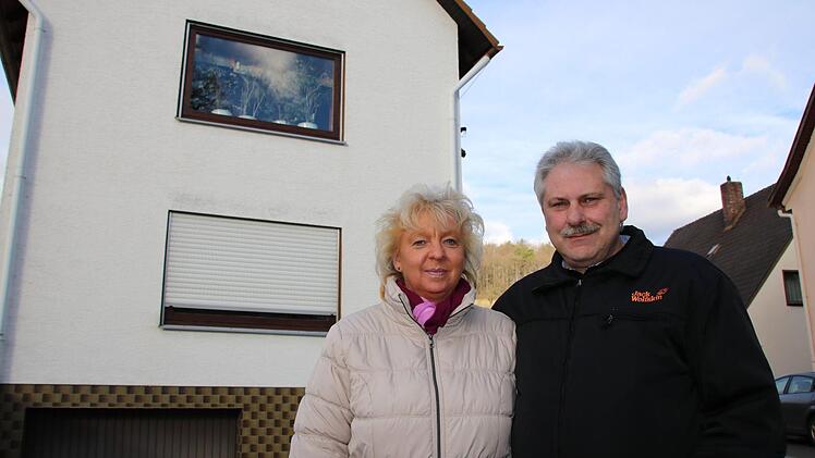 "Das sind regelrechte Wurfgeschosse hier rund um die Linde", ärgert sich Michael Hasselbacher (54). Er und seine Frau Irmgard Borst (55) wohnen direkt gegenüber und kritisieren die Umgestaltung der Baumscheibe der alten Dorflinde: "Die Kinder machen sich einen Spaß daraus, die an unser Tor zu werfen", berichtet Hasselbacher. Alle Versuche, das zu ändern, seien fehl geschlagen.