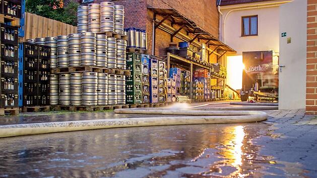 Weil der Druckl&uuml;fter, der den Ammoniak aus dem Brauerei-Geb&auml;ude bef&ouml;rderte, mit Wasser angetrieben wird, entstanden nicht nur im Hof reichlich Pf&uuml;tzen. Rasch lief es auch auf die angrenzende Friesener Stra&szlig;e. Fotos: Marian Hamacher
