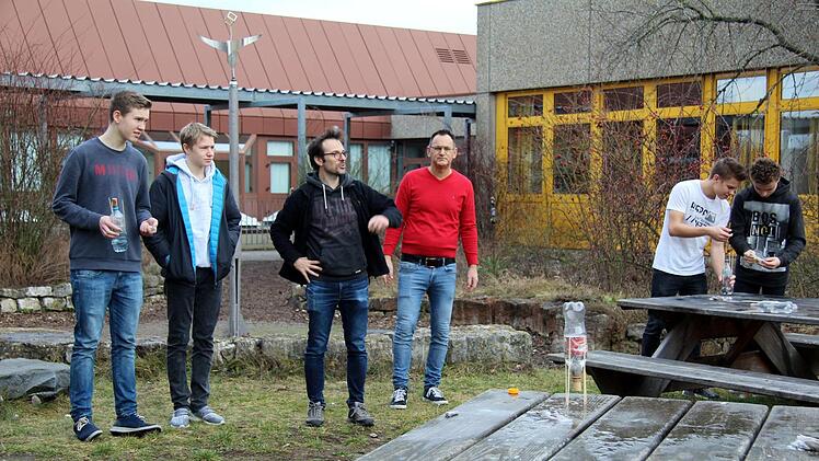 Armin Pauline und Peter Vogel 3. und 4. von links beobachten die Startvorbereitungen