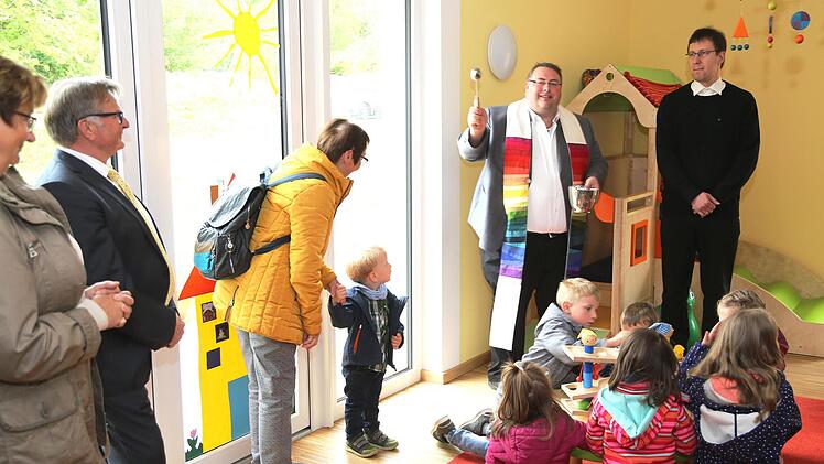 Die Pfarrer   Michael Gehret und Jochen Müller segnen die neue Krippe.  Foto: Franz Galster
