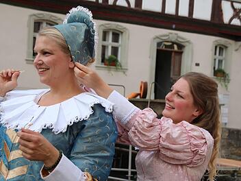 Claudia Kind (links) hat jetzt den Hut auf beim Münnerstädter Heimatspiel. Hier hilft ihr Steffi Wohlfromm beim Aufsetzen der Kappe. Sie werden als Appolone und Ottilia gemeinsam auf der Bühne stehen. Thomas Malz