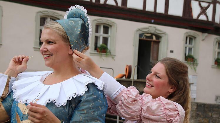 Claudia Kind (links) hat jetzt den Hut auf beim Münnerstädter Heimatspiel. Hier hilft ihr Steffi Wohlfromm beim Aufsetzen der Kappe. Sie werden als Appolone und Ottilia gemeinsam auf der Bühne stehen. Thomas Malz