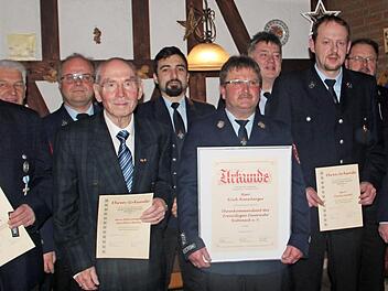 Ehrungen bei der Feuerwehr Rabeneck: Das Bild zeigt von links (hintere Reihe) Bürgermeister Edmund Pirkelmann, den scheidenden Vorsitzenden Roland Deinhardt, den neuen Vorsitzenden Florian Mai, Kommandant Stefan Redel, KBI Armin Meyer sowie (vorne) Mario Rühr, Ehrenmitglied Karl-Heinz Martini, Ehrenkommandanten Erich Hannberger, Thomas Seubert und Zweiten Kommandanten Jürgen Knauer.  Foto: Thomas Weichert