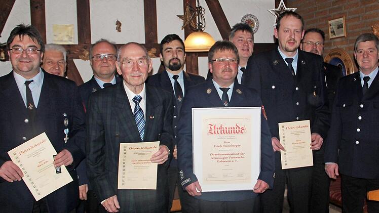 Ehrungen bei der Feuerwehr Rabeneck: Das Bild zeigt von links (hintere Reihe) Bürgermeister Edmund Pirkelmann, den scheidenden Vorsitzenden Roland Deinhardt, den neuen Vorsitzenden Florian Mai, Kommandant Stefan Redel, KBI Armin Meyer sowie (vorne) Mario Rühr, Ehrenmitglied Karl-Heinz Martini, Ehrenkommandanten Erich Hannberger, Thomas Seubert und Zweiten Kommandanten Jürgen Knauer.  Foto: Thomas Weichert