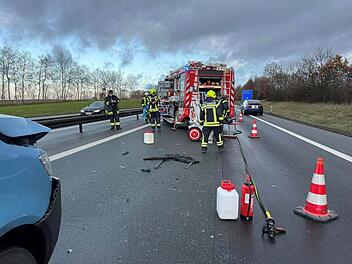 A73 bei Hirschaid: Auffahrunfall mit drei Fahrzeugen - Zwei Personen im Rettungswagen