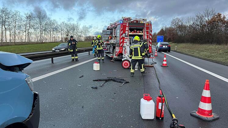 A73 bei Hirschaid: Auffahrunfall mit drei Fahrzeugen - Zwei Personen im Rettungswagen