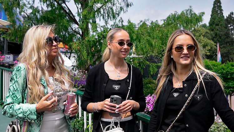 So ein Tag im Freizeitpark kann ganz sch&ouml;n anstregend sein, von links: Carmen, Shania und Davina Geiss.