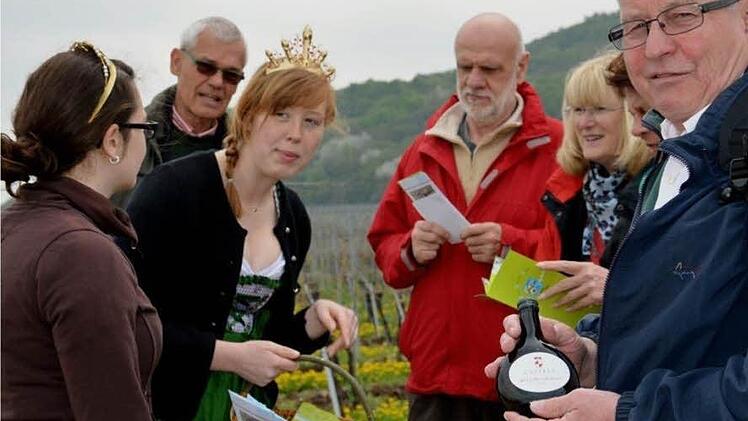 Weinprinzessin Franziska I. aus Rödelsee und Spargelkönigin Theresa Sterk empfingen die Gäste der Jungfernfahrt am Schwanberg.  Fotos: Dorfschätze