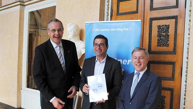 Freude: Intendant Bodo Busse und die beiden Vertreter der VR-Bank, Karlheinz Kipke (links) und Wolfgang Gremmelmaier (rechts), unterzeichneten den neuen Sponsoringvertrag.  Foto: Carolin Herrmann