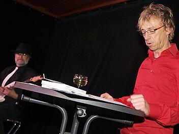 Volker Backert (r.) und "Gitarren-Mafioso" Franco Corleone (l.) begeisterten am Freitagabend in der Alten Darre mit Crime & Rock'n'Roll. Foto: Völk