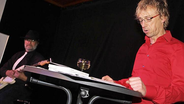 Volker Backert (r.) und "Gitarren-Mafioso" Franco Corleone (l.) begeisterten am Freitagabend in der Alten Darre mit Crime & Rock'n'Roll. Foto: Völk