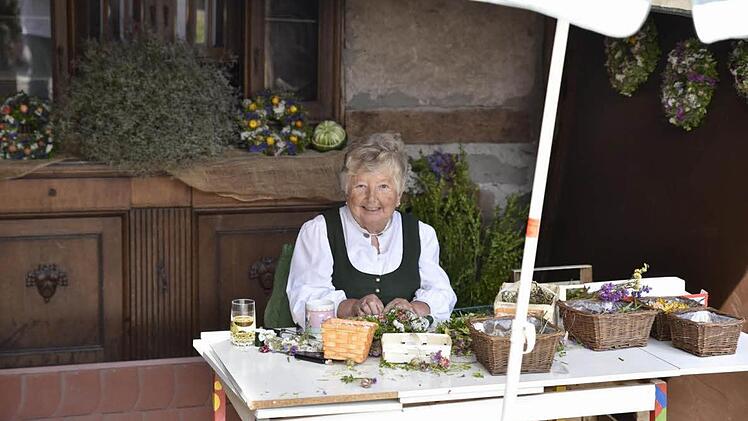 Lisbeth Baier flocht passend zum Kräutertag Kränze.