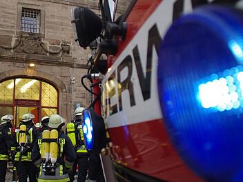 Die Feuerwehr rückt Hunderte Male im Jahr aus, wie hier 2018 zur JVA in Kronach, um Brände zu bekämpfen oder bei Unfällen zu helfen. Nur in den seltensten Fällen kommt es zu mutwilligen Fehlalarmen. Foto: Archiv/Marco Meißner