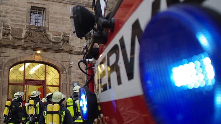 Die Feuerwehr rückt Hunderte Male im Jahr aus, wie hier 2018 zur JVA in Kronach, um Brände zu bekämpfen oder bei Unfällen zu helfen. Nur in den seltensten Fällen kommt es zu mutwilligen Fehlalarmen. Foto: Archiv/Marco Meißner
