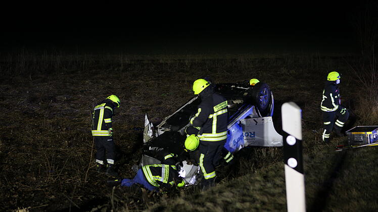 PKW &uuml;berschl&auml;gt sich mehrfach und prallt gegen Baum