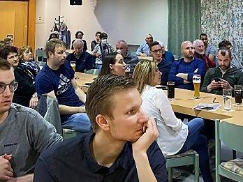 Im Niederndorfer Sportheim trafen sich die Bürger zur Infoversammlung.