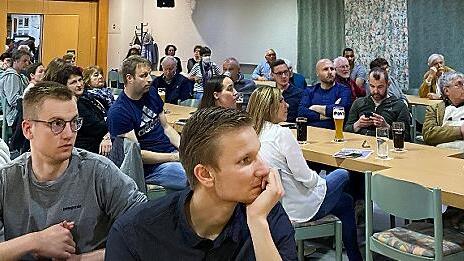 Im Niederndorfer Sportheim trafen sich die Bürger zur Infoversammlung.