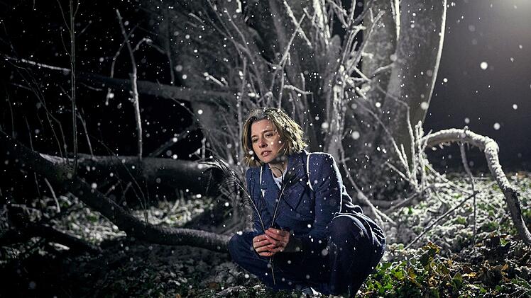 Braucht ihre Ruhe: Rebecca (Svenja Jung) verzieht sich in den Wald.