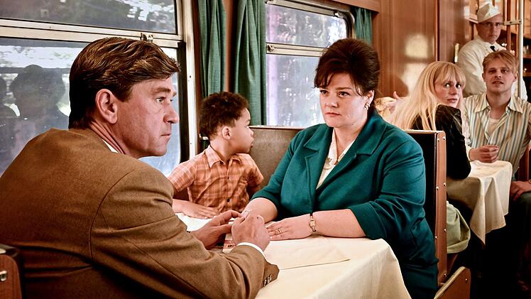 Rudolf Hoffmann (Peter Schneider) will eigentlich Ingrid Born (Katrin Filzen) heiraten und ihrem Sohn ein Vater sein. Die Nachricht vom Mauerbau stößt ihn völlig vor den Kopf.