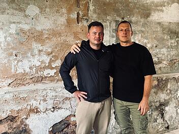 Sergej Mermis (rechts) ist Ukrainer, sein Trainerkollege Vitali Litz ist Russe. Trotzdem sagt er: "Ich kann ihn nicht hassen. F&uuml;r was?"