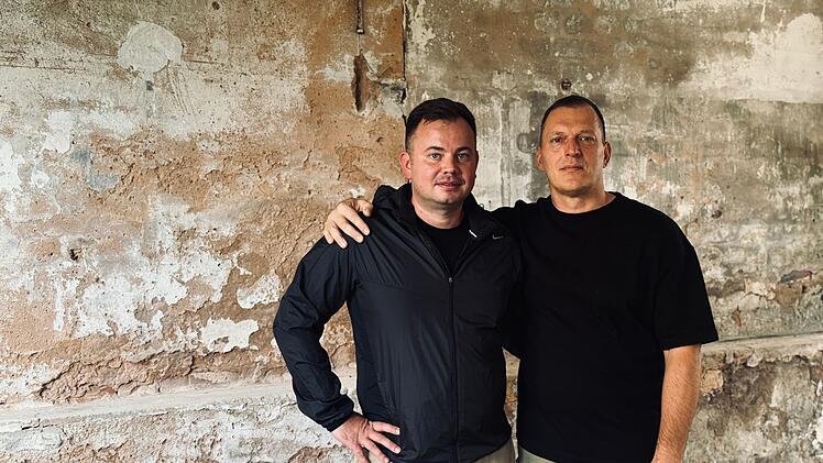 Sergej Mermis (rechts) ist Ukrainer, sein Trainerkollege Vitali Litz ist Russe. Trotzdem sagt er: "Ich kann ihn nicht hassen. Für was?"